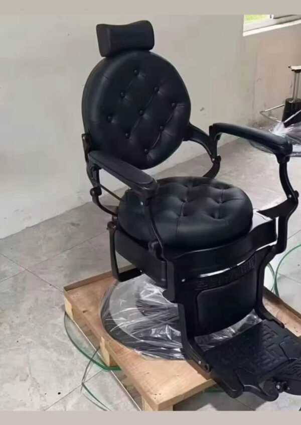 CLASSIC BARBER CHAIR – BLACK LUXURY EDITION 3 img 0992